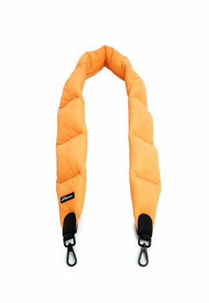 Gepolsterter Kameragurt in leuchtendem Orange mit gestepptem Design. Verfügt über schwarze Beschläge und Endkappen zur Befestigung.
