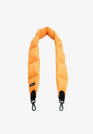 Gevoerd camerariem in feloranje met een gewatteerd ontwerp. Voorzien van zwarte hardware en eindstukken voor bevestiging.