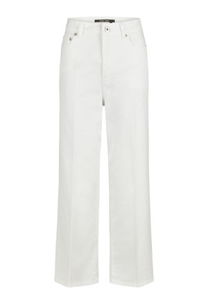 Weiße Hosen mit weitem Bein, vorn mit Knopf, Gürtelschlaufen und Taschen-Nieten, vor einem schlichten Hintergrund präsentiert.