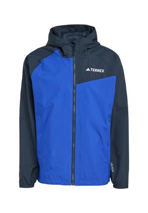 Chaqueta impermeable azul y negra con capucha, cierre de cremallera, puños elásticos y el logotipo "Terrex" en el pecho. Textura suave, diseño minimalista.