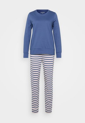 Maglietta a maniche lunghe blu con pantaloni striped coordinati blu e bianchi, progettata come un set di pigiama a due pezzi su sfondo semplice.