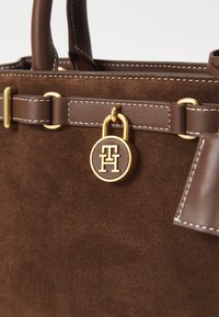 Tommy Hilfiger AMERICAN ICON MINI TOTE  - Käsilaukku - legacy brown