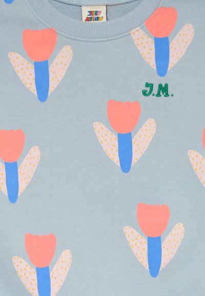 Helles blaues Sweatshirt mit einem Blumenmuster aus rosa Tulpen, blauen Stielen und cremefarbenen Blättern, die mit Gelb gesprenkelt sind. Grünes Detail "J.M.".