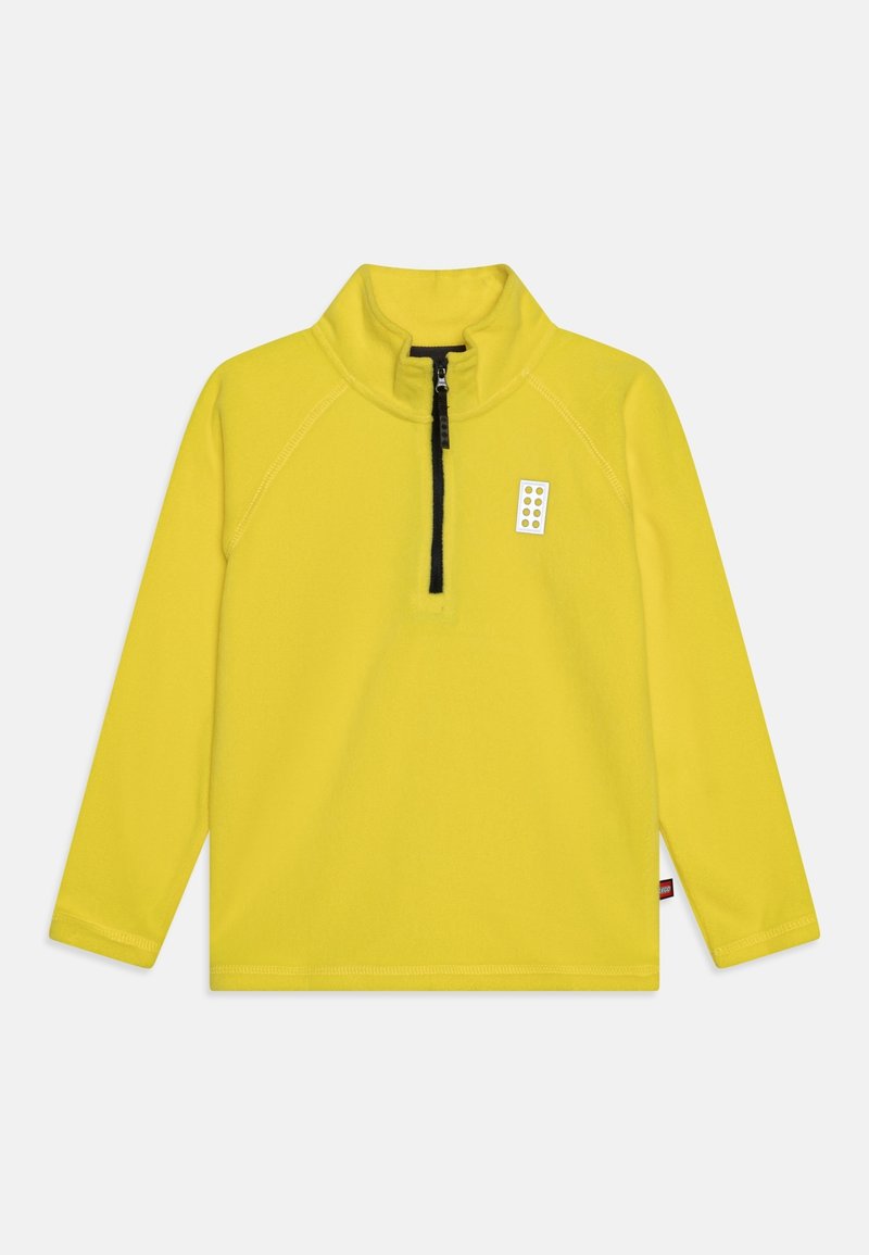 Gelber Langarm-Pullover mit schwarzem Halbreißverschluss und kleinem weißem rechteckigem Aufnäher mit sechs gelben Punkten auf der Brust.