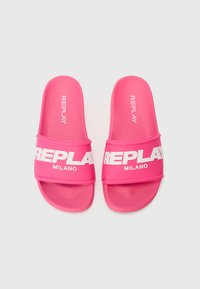 Pink gummislides med en bred rem, der har hvid tekst "REPLAY" og "MILANO". Glat tekstur, åbentangs design.