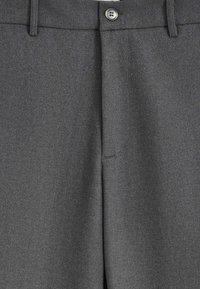 Pantalon gris foncé en tissu texturé. Il présente une fermeture à bouton, des passants de ceinture et un devant épuré avec un pli subtil.