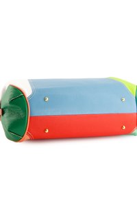 Kolorowa skórzana kopertówka z niebieskimi, czerwonymi, zielonymi, pomarańczowymi i białymi panelami, ozdobiona złotymi ćwiekami i teksturowanymi powierzchniami. Cylindryczny kształt.
