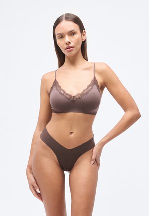 Καφέ bralette με δαντελένιο τελείωμα και αντίστοιχο ψηλόμεσο μπικίνι. Μαλακό, λείο ύφασμα με λεπτή δαντέλα κατά μήκος της γραμμής του ντεκολτέ. V-σχήμα κοψίματος.