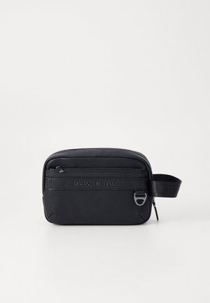 Borsa a tracolla nera in nylon con scomparto principale con zip, logo "Armani Exchange" in rilievo e tracolla in tessuto. Texture liscia con minimi dettagli.