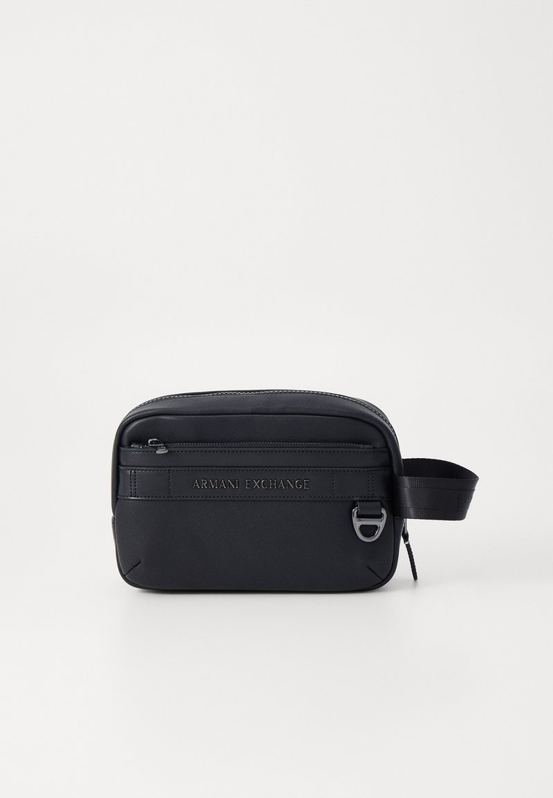 Borsa a tracolla nera in nylon con scomparto principale con zip, logo "Armani Exchange" in rilievo e tracolla in tessuto. Texture liscia con minimi dettagli.