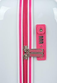 Maleta rígida de color blanco brillante con detalles en franja rosa. Presenta un cierre rosa y un candado de combinación con tiradores plateados.