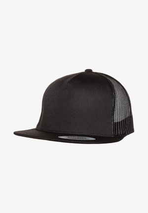 Casquette noire avec un avant structuré, visère plate et dos en maille. Caractérisée par un tissu lisse et un bandeau absorbant à l'intérieur.
