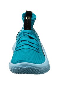 Scarpa sportiva turchese con tomaia in maglia, lacci elasticizzati e suola imbottita di colore azzurro chiaro. Presenta una linguetta nera con logo.