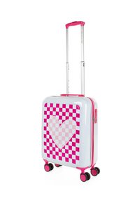 Maleta rígida en blanco con un diseño de corazones a cuadros en rosa y blanco, equipada con un mango retráctil rosa y cuatro ruedas.