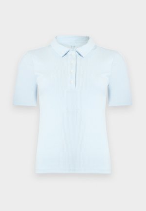 Ανοιχτό μπλε ριμπ κοντομάνικο πόλο πουκάμισο με γιακά και πατιλέτα με τέσσερα κουμπιά, εμφανίζεται σε απλό λευκό φόντο.