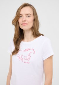 White short-sleeve t-shirt made of cotton, featuring a pink outline of a horse and the word "MUSTANG" below the design.