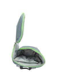 Zaino grigio con rifiniture verde brillante, esterno testurizzato, ampia apertura e scomparti interni imbottiti per una gestione ordinata degli oggetti.