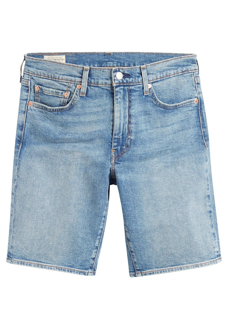 Shorts en denim bleu clair avec cinq poches, rivets en cuivre, braguette zippée et fermeture par bouton, présentés sur un fond blanc.