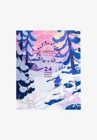 Calendrier de l'Avent Lumene Finland présentant une scène hivernale colorée avec des teintes violettes et roses, des arbres couverts de neige et une figure de ski. 24 secrets de beauté nordiques.