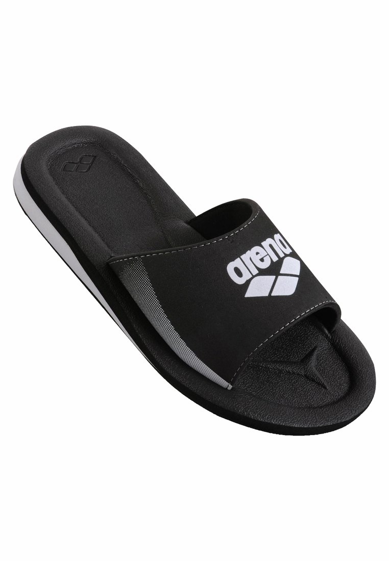 Schwarze Slipper-Sandalen mit einem breiten Riemen, der das weiße "arena"-Logo trägt. Texturiertes Fußbett und Sohle; kontrastierender weißer Rand entlang der Kante.