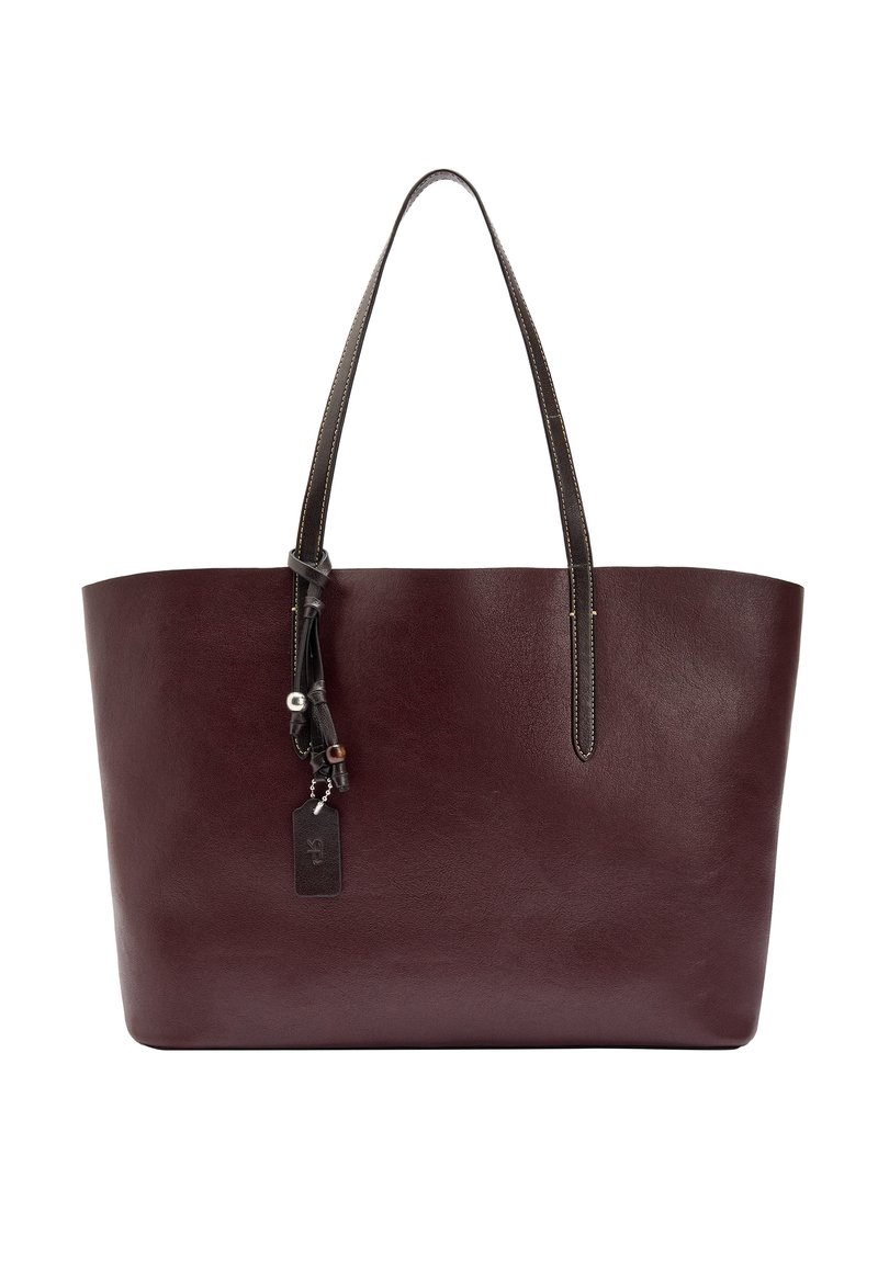 Bordowa torba typu tote ze skóry z kontrastowym przeszyciem, wysokimi bokami i dwoma solidnymi uchwytami. Posiada ozdobny brelok i metkę.