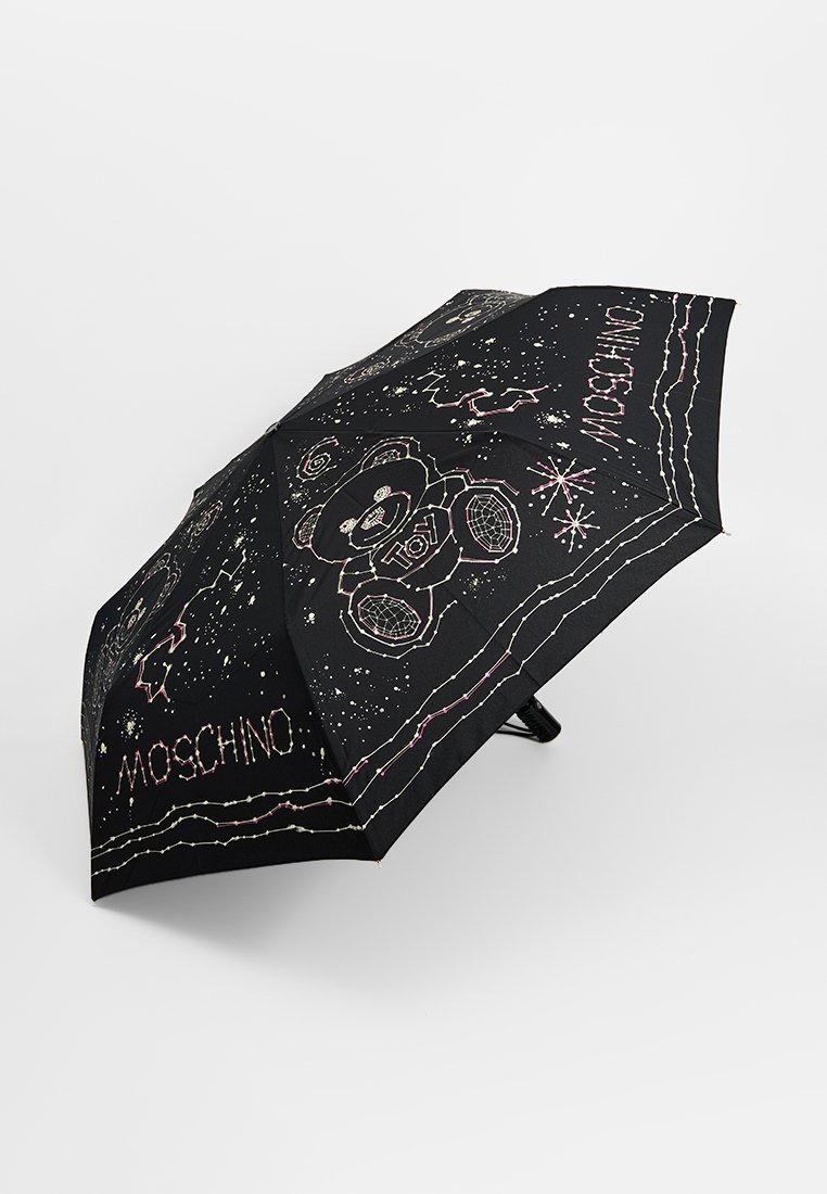 Czarny parasol z przyszytym misiem, gwiazdkami oraz napisem "Moschino" w różowych i białych wzorach.