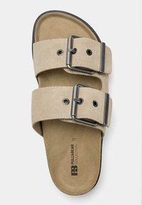 Beige Wildledersandale mit zwei verstellbaren Metall-Schnallenriemen und konturiertem Fußbett, Größe 37, aus der Pull&Bear Kollektion.