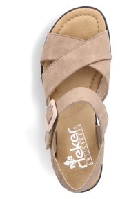 Sandalo in suede tan con cinturini incrociati, fibbia regolabile e soletta imbottita. Presenta un tacco leggero e suola in gomma.