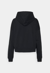 Sudadera negra corta con capucha ajustable, mangas largas, puños acanalados y dobladillo plano. Textura suave y diseño simple sin estampados ni acentos.