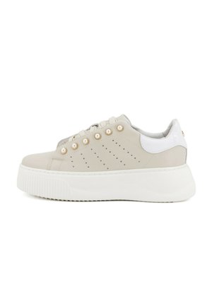 Sneaker beige con suola bianca spessa, occhielli perlacei, strisce laterali traforate, dettaglio bianco sul tallone e lacci crema.