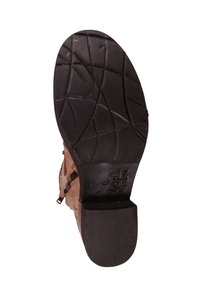 Brązowy skórzany trzewik z czarną, teksturowaną gumową podeszwą, oznaczoną wzorem zapewniającym przyczepność i niskim obcasem. Z boku znajduje się zamek błyskawiczny do zamykania.