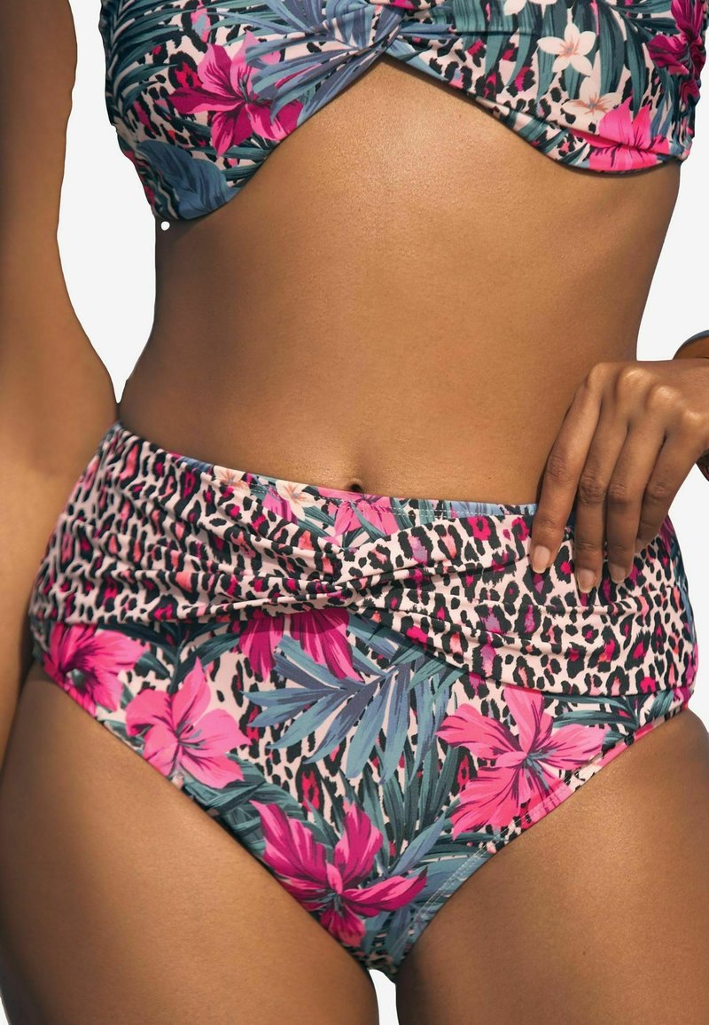 Dvodelni kopalke s tropskim listnatim potiskom in rožami v rožnati barvi ter akcenti leoparda; zasnovane z vozlom na zgornjem delu in hlačkami z visokim pasom.