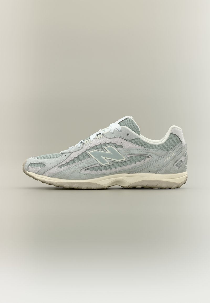 Αθλητικό παπούτσι New Balance σε ανοιχτό γκρι και λευκό χρώμα με υλικά από δίχτυ και σουέντ, σχέδιο με κορδόνια και υφασμένο λαστιχένιο πέλμα.