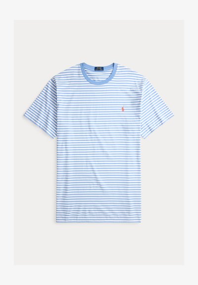 Zila un balta svītrota T-kreklu ar apaļu kaklu un īsām piedurknēm; uz kreisā krūšu ir neliels sarkans logs; izgatavots no kokvilnas materiāla.