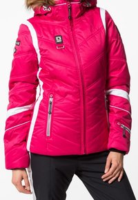 Padded, kaptur z jasnoróżowej kurtki z białymi akcentami. Posiada diagonalne pikowanie, dwie zamykane na zamek kieszenie oraz regulowany sznurek w kapturze.