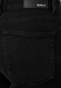 ONLY Petite ONLEVERLY SWEET FLARED - Vaqueros bootcut - washed black