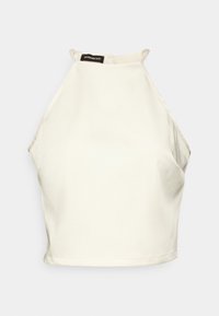 Vit halterneck crop top tillverkad av ett slätt tyg, med hög halsringning och justerbara remmar baktill. Inga ytterligare mönster eller accenter.