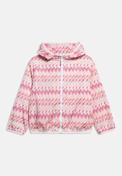 Veste à capuche pour enfants avec motif en zigzag rose et rouge, fermeture éclair blanche à l'avant, manches longues et ourlet élastique.