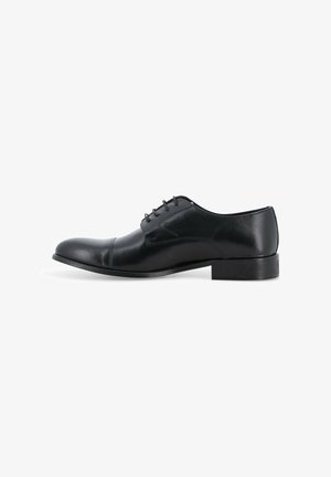 Scarpa da uomo elegante in pelle nera con lacci, punta rinforzata e tacco basso, mostrata di profilo su sfondo bianco.
