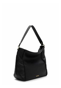 Černá kožená kabelka typu hobo s texturovaným povrchem, zakřiveným tvarem, jedním ramenním popruhem a zlatým kováním na přední straně.