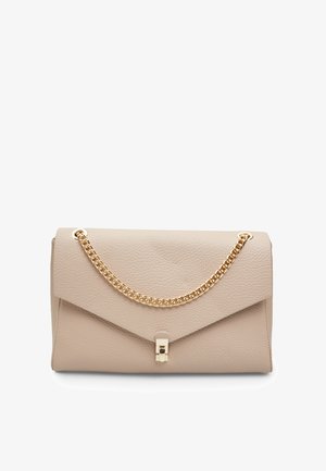 Beige leren handtas met een envelopontwerp, voorzien van een gouden kettingstrap, een gestructureerd oppervlak en een gouden sluiting.