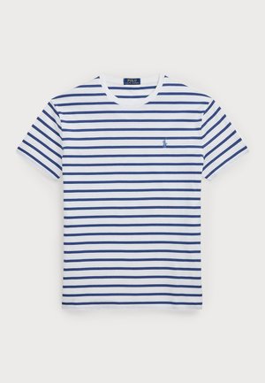 Biały T-shirt z krótkim rękawem w poziome niebieskie paski oraz małe niebieskie haftowane logo na lewej piersi.