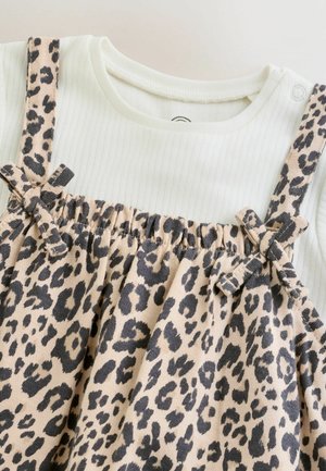 Svetlozelený top s rebrovaným vzorom v kombinácii s béžovými šatami s leopardím vzorom, ktoré majú nastaviteľné ramienka a nariasený pás pre pohodlné nosenie.