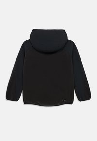 Jachetă neagră cu glugă, cu mâneci lungi, corp din fleece și material neted pe umeri și brațe, având un mic logo alb Nike aproape de tiv.
