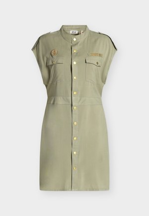 Robe chemise sans manches vert olive avec des boutons dorés, deux poches poitrine à rabat, des épaulettes et des patchs brodés sur la poitrine.