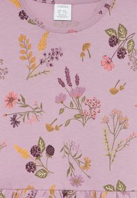 Dzieciowa shirt w lawendowym kolorze z wielokolorowymi nadrukami dzikich kwiatów i jagód, okrągły dekolt oraz metka rozmiaru wewnątrz kołnierza.