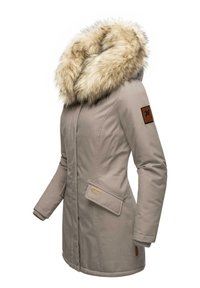 Parka beige claro con capucha de piel sintética, cierre de cremallera en el frente y dos bolsillos laterales. Presenta un parche con el logo en la manga y puños acanalados.
