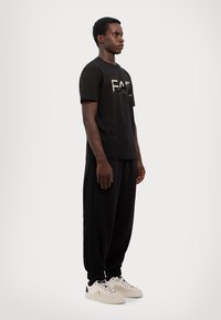 EA7 Emporio Armani Print T-shirt - black
