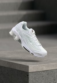 Δεν επιλέχθηκε, white/photon dust/university red