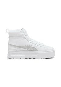 Sneaker alte bianche in pelle con una finitura texturizzata, dotate di una suola bianca spessa e dettagli argentati sui lati.